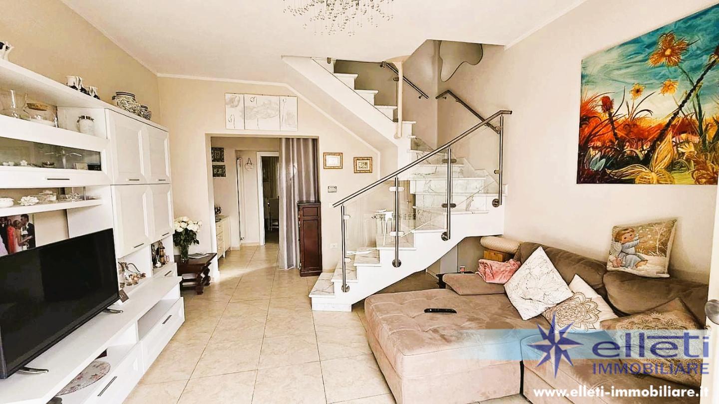 Villa Trifamiliari con giardino, Montignoso capanne