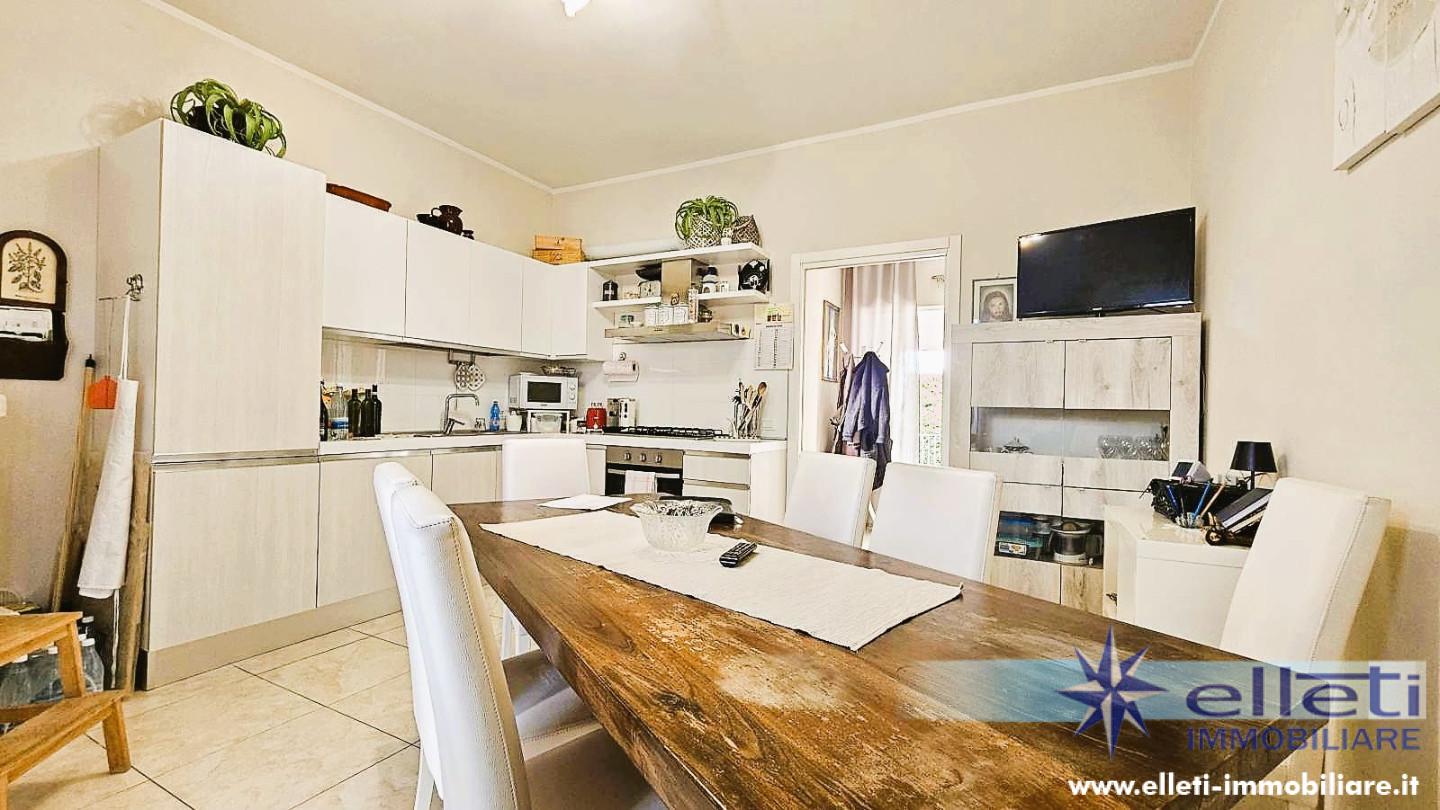 Villa Trifamiliari con giardino, Montignoso capanne