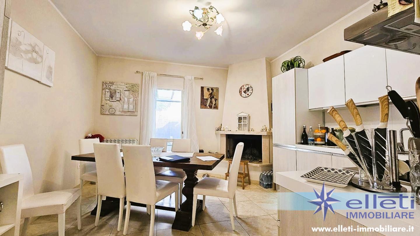 Villa Trifamiliari con giardino, Montignoso capanne