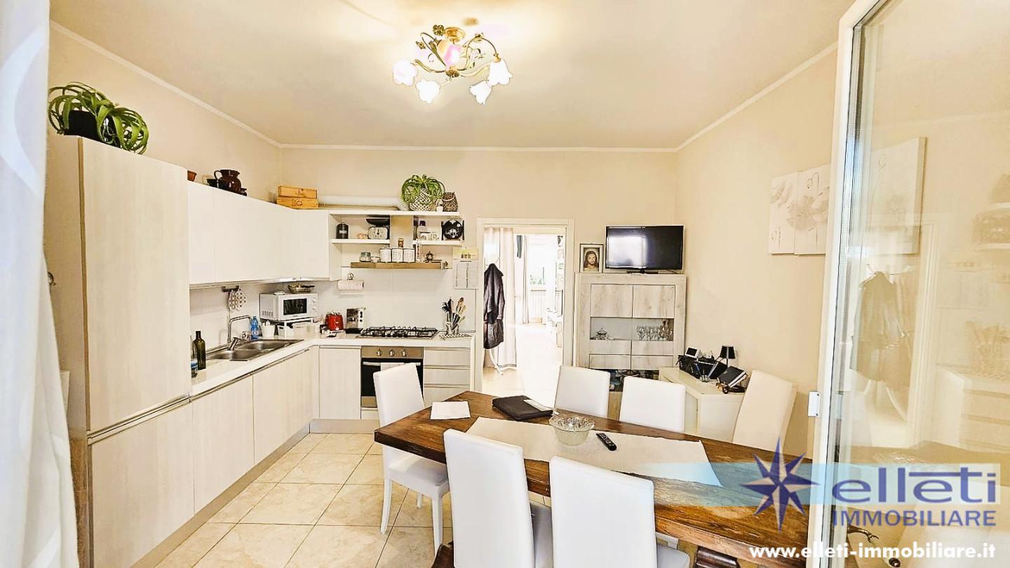 Villa Trifamiliari con giardino, Montignoso capanne