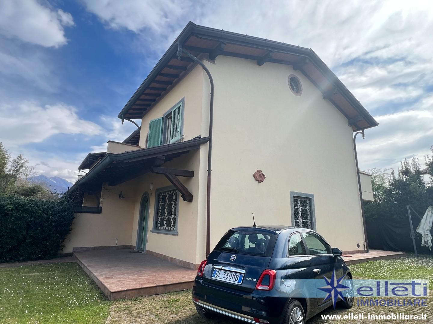 Villa con giardino, Forte dei Marmi via emilia