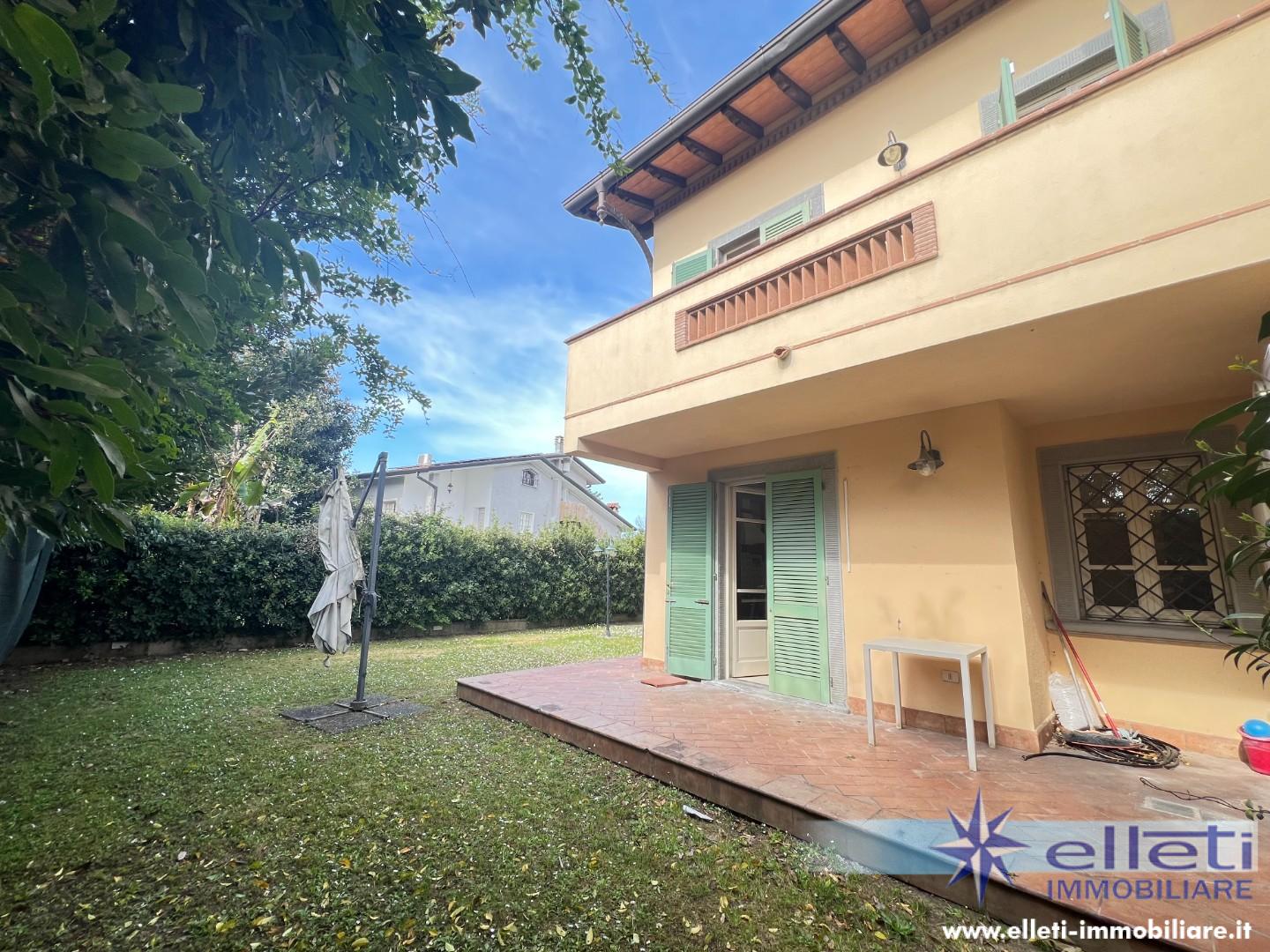 Villa con giardino, Forte dei Marmi via emilia