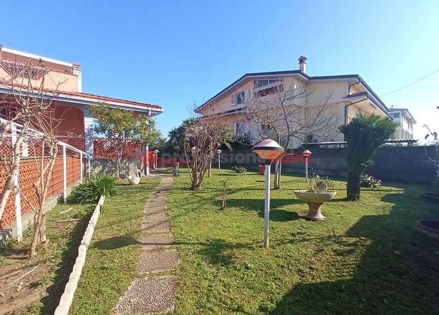 Villa con giardino a Aprilia