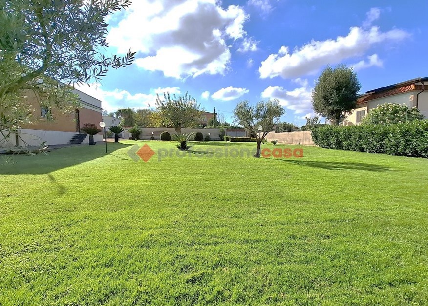 Villa Bifamiliare con giardino a Aprilia