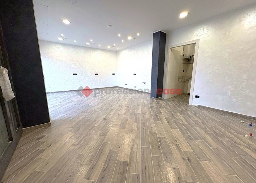 Negozio in affitto a Aprilia