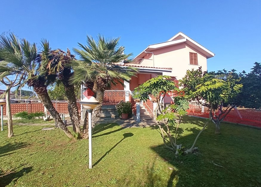 Villa con giardino a Aprilia