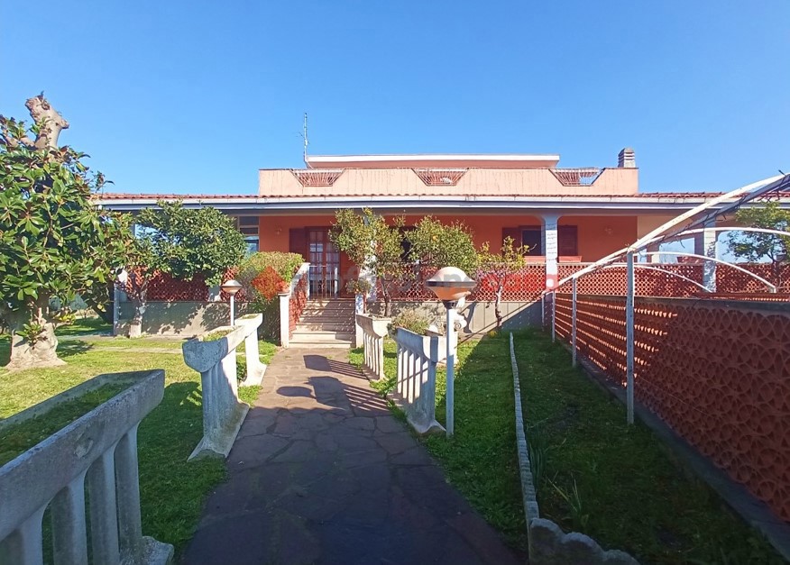 Villa con giardino a Aprilia