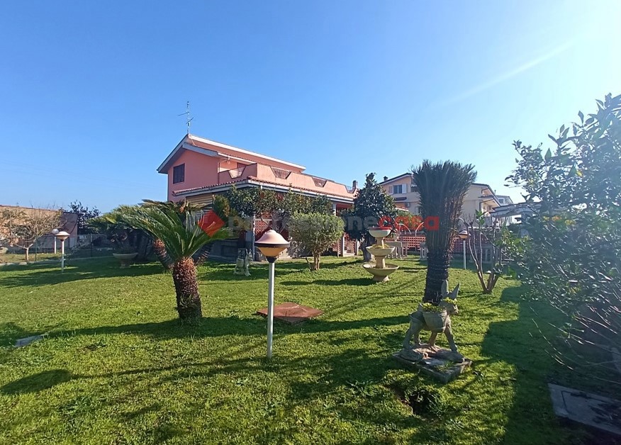Villa con giardino a Aprilia