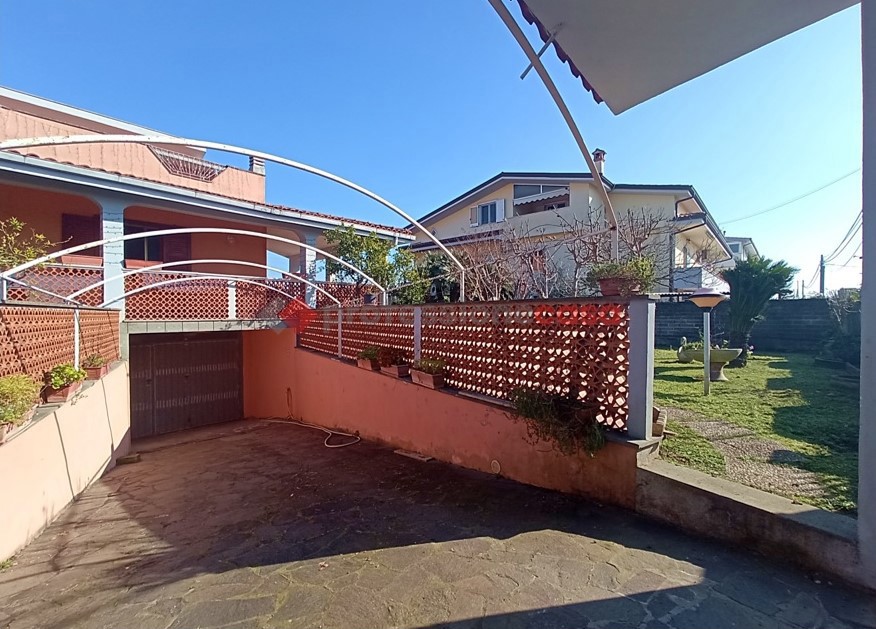 Villa con giardino a Aprilia