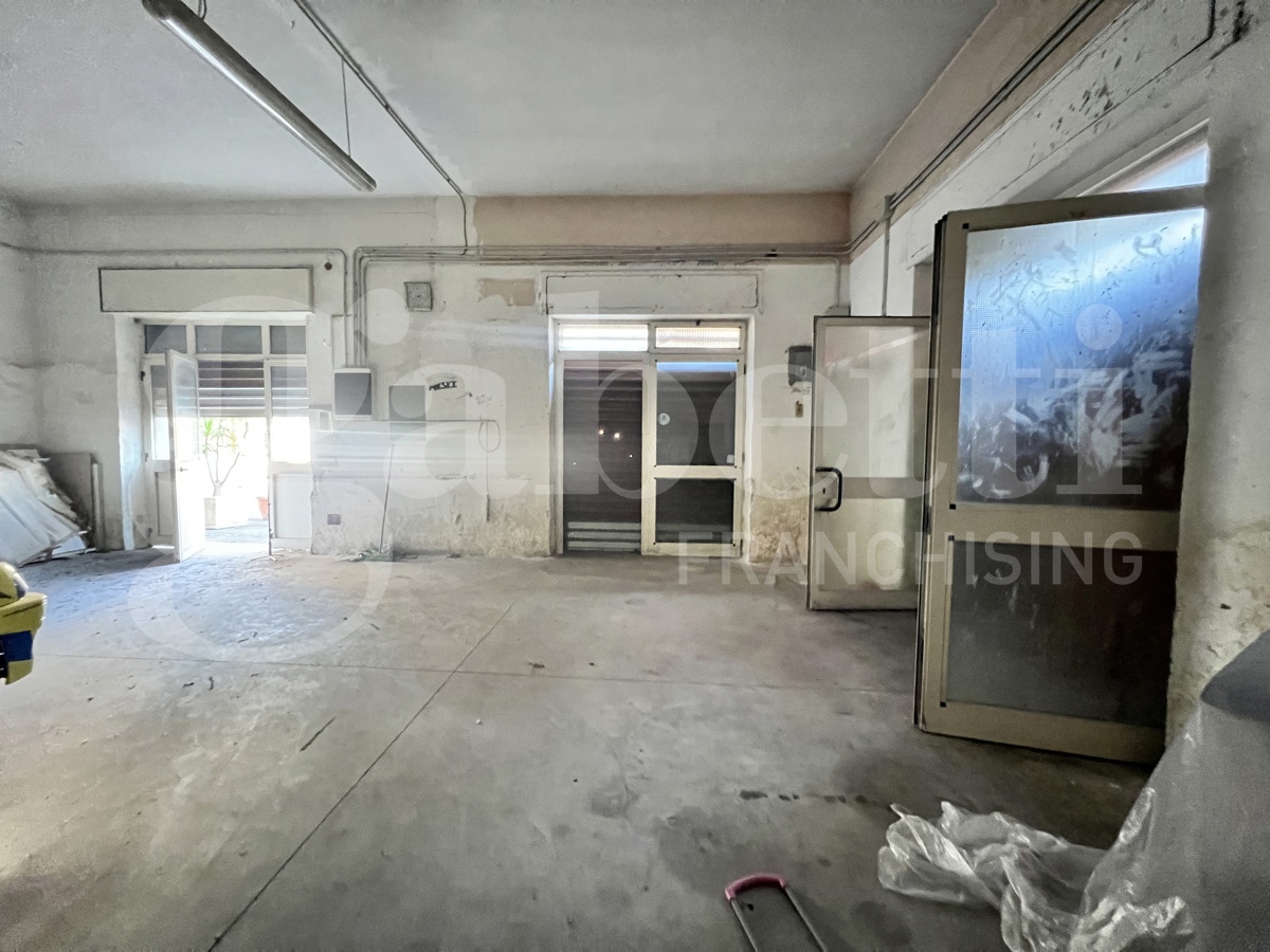 Negozio in vendita a Sant'Egidio del Monte Albino