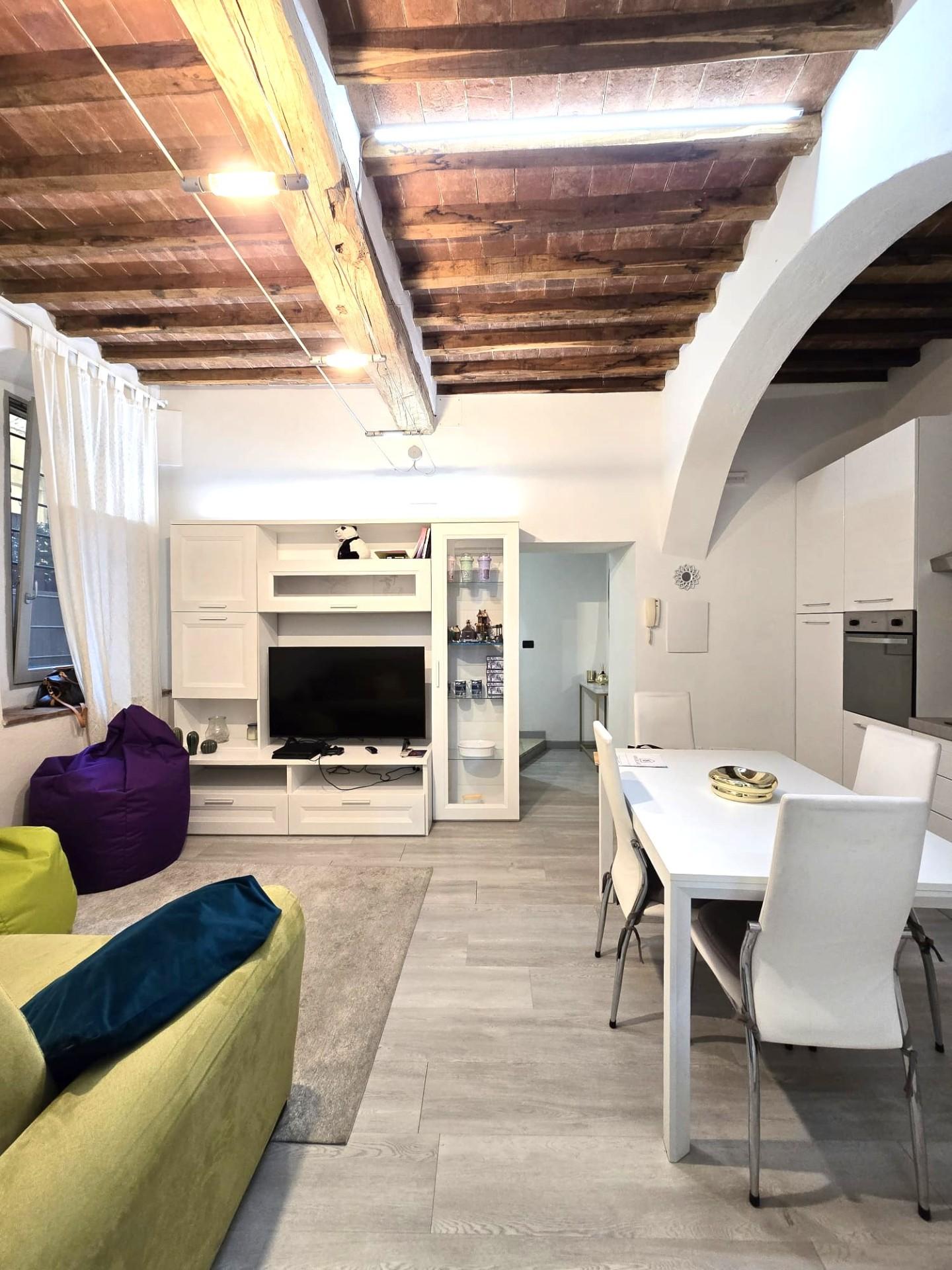 Trilocale in vendita, Colle di Val d'Elsa zona centro,colle bassa