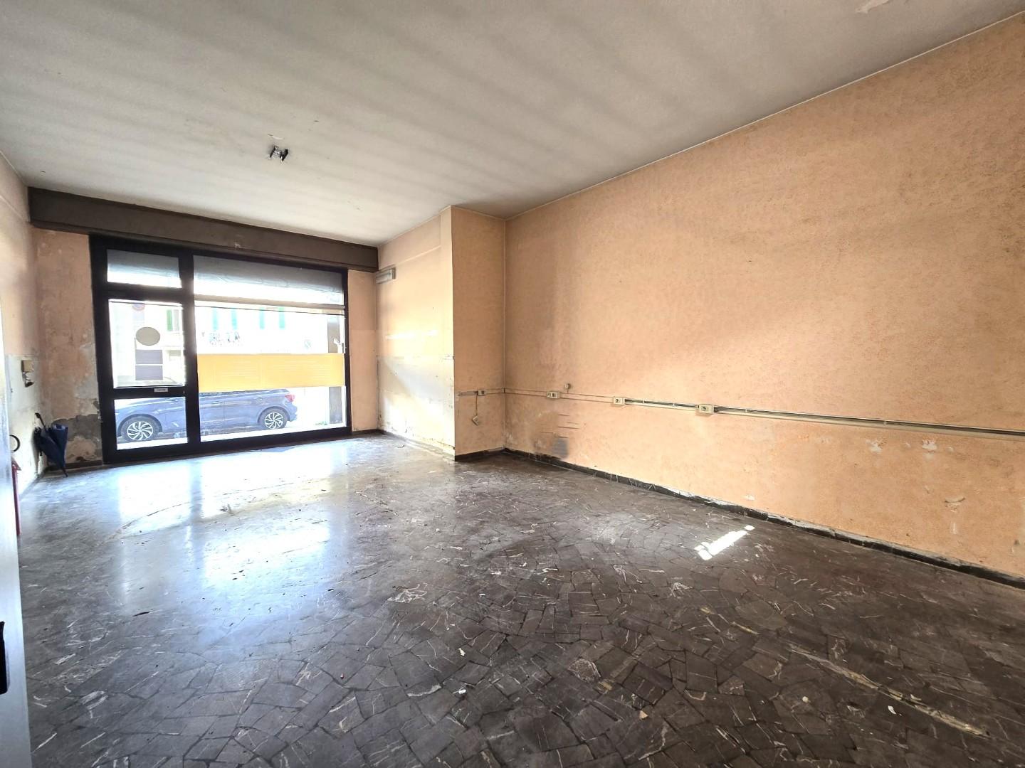 Locale commerciale in affitto, Colle di Val d'Elsa zona coop