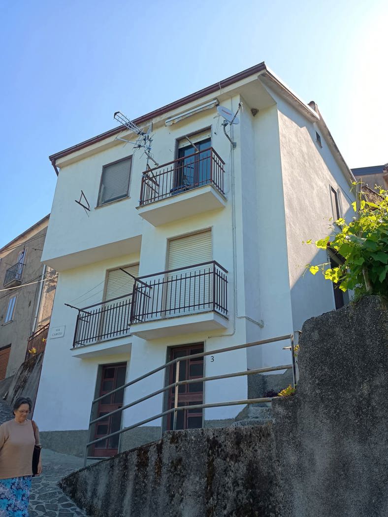 Trilocale arredato in affitto a Casaletto Spartano