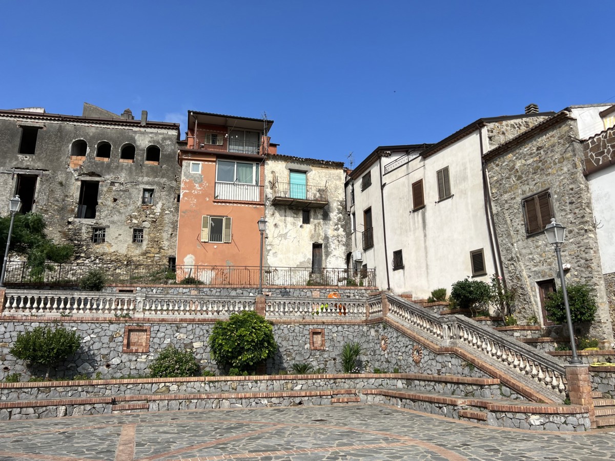 Casa indipendente da ristrutturare a Ispani