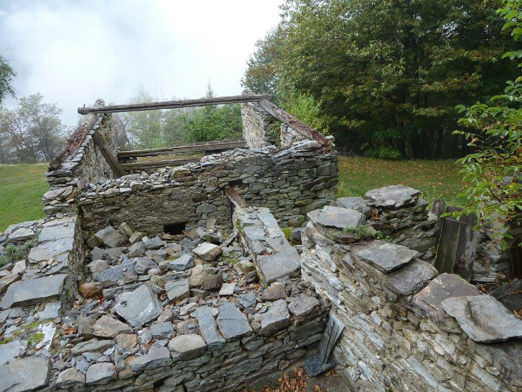 Rustico con giardino a Varzo