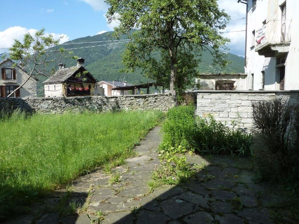 Casa indipendente con giardino a Trontano