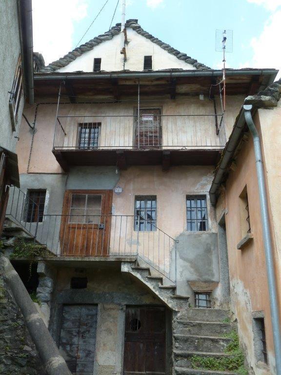 Rustico con giardino a Varzo