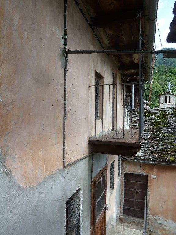 Rustico con giardino a Varzo