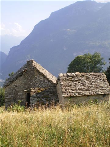 Rustico con giardino a Varzo