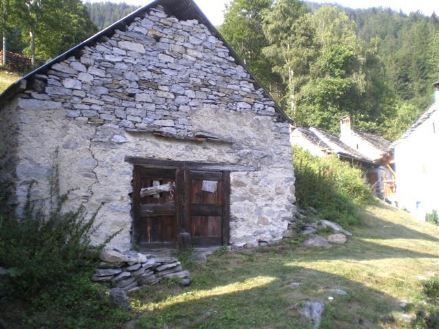 Rustico con giardino a Varzo