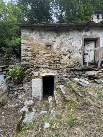 Rustico con giardino a Varzo
