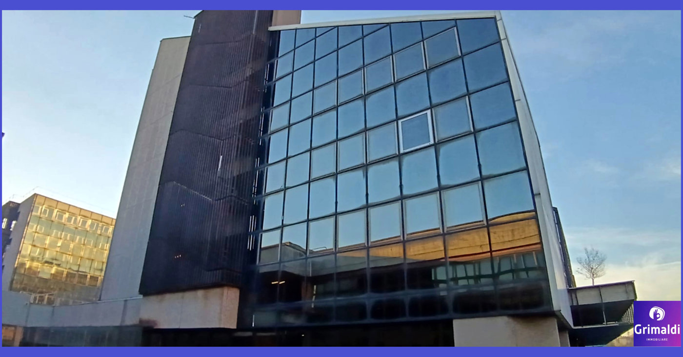 Ufficio con box doppio a Milano