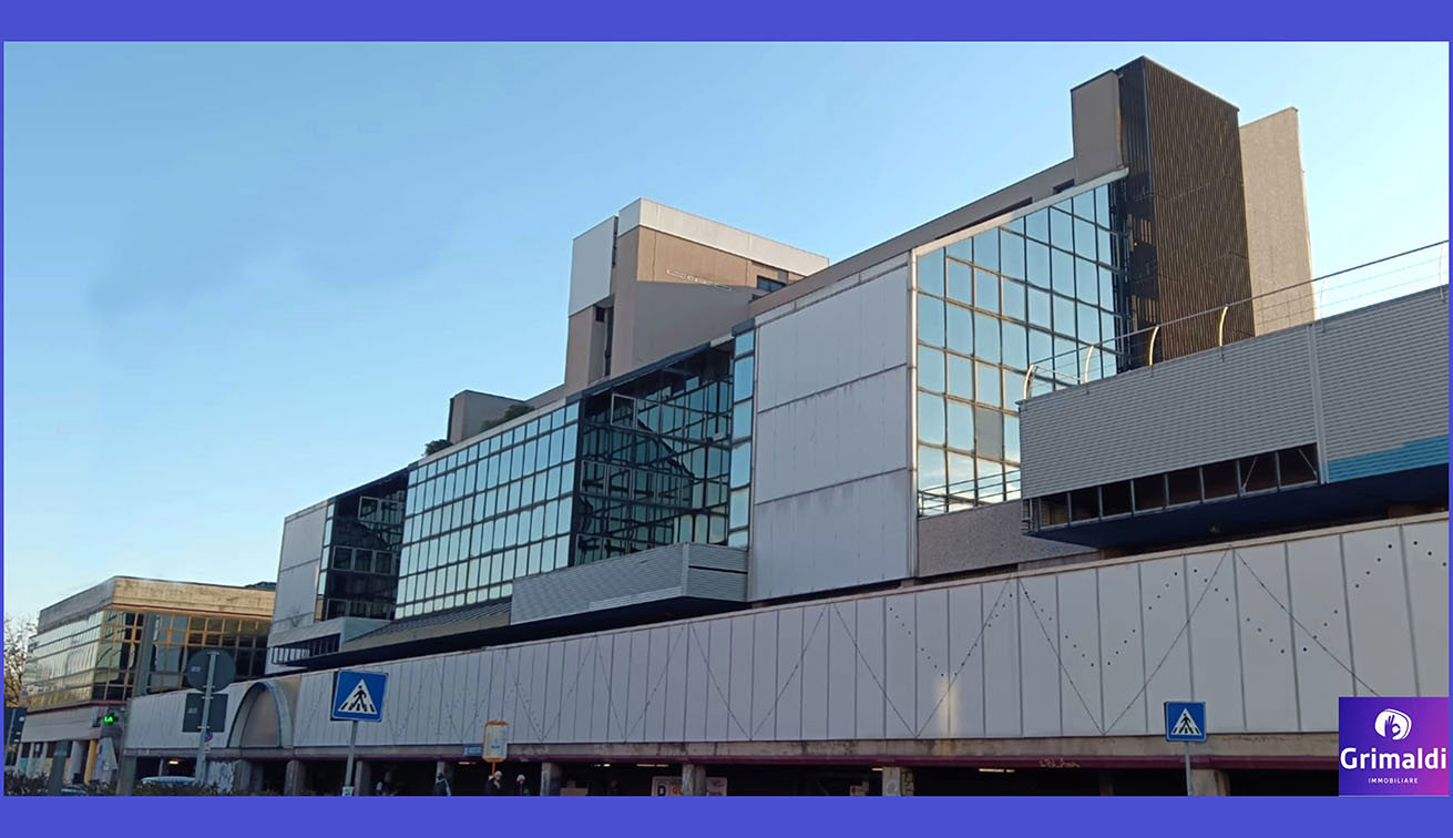 Ufficio con box doppio a Milano