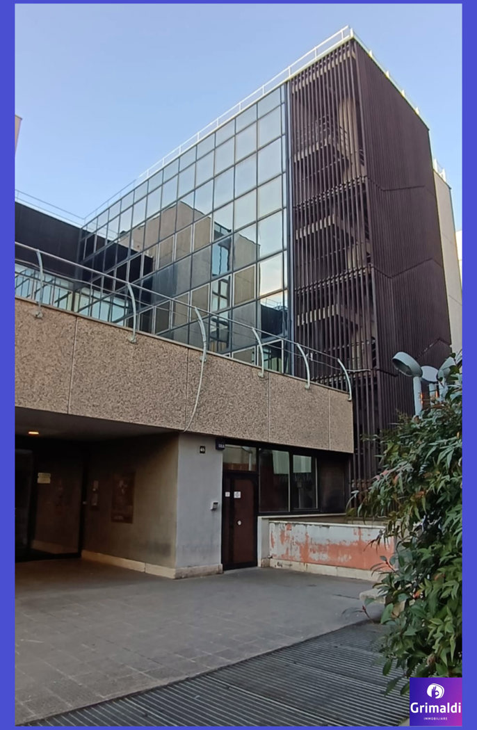 Ufficio con box doppio a Milano