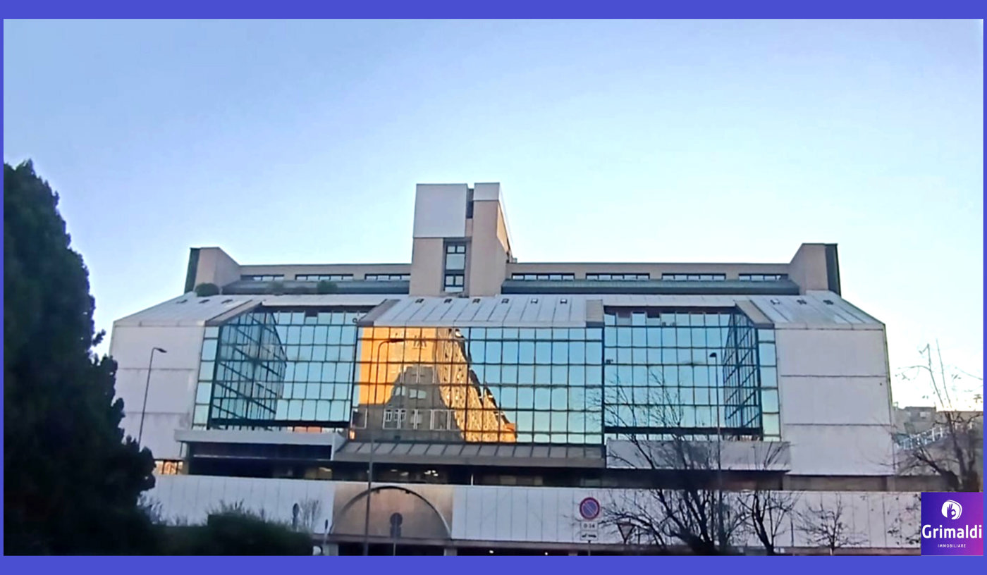 Ufficio con box doppio a Milano