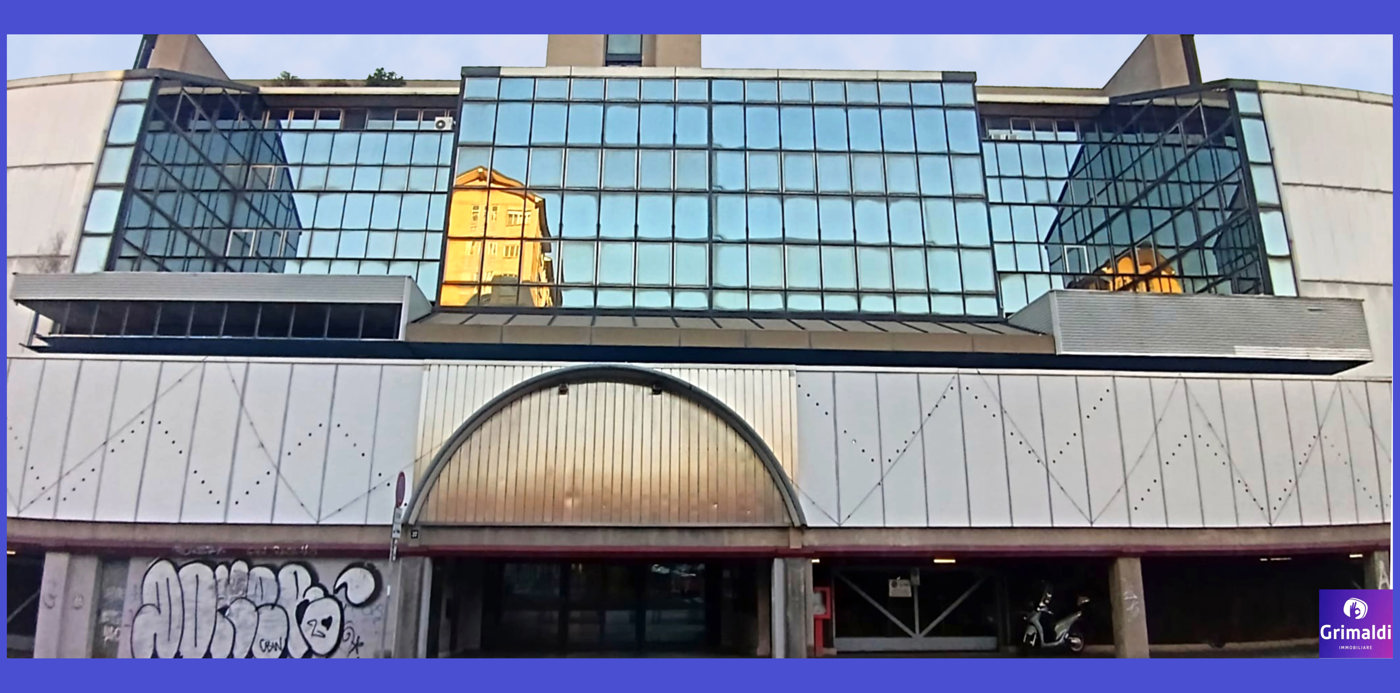 Ufficio con box doppio a Milano