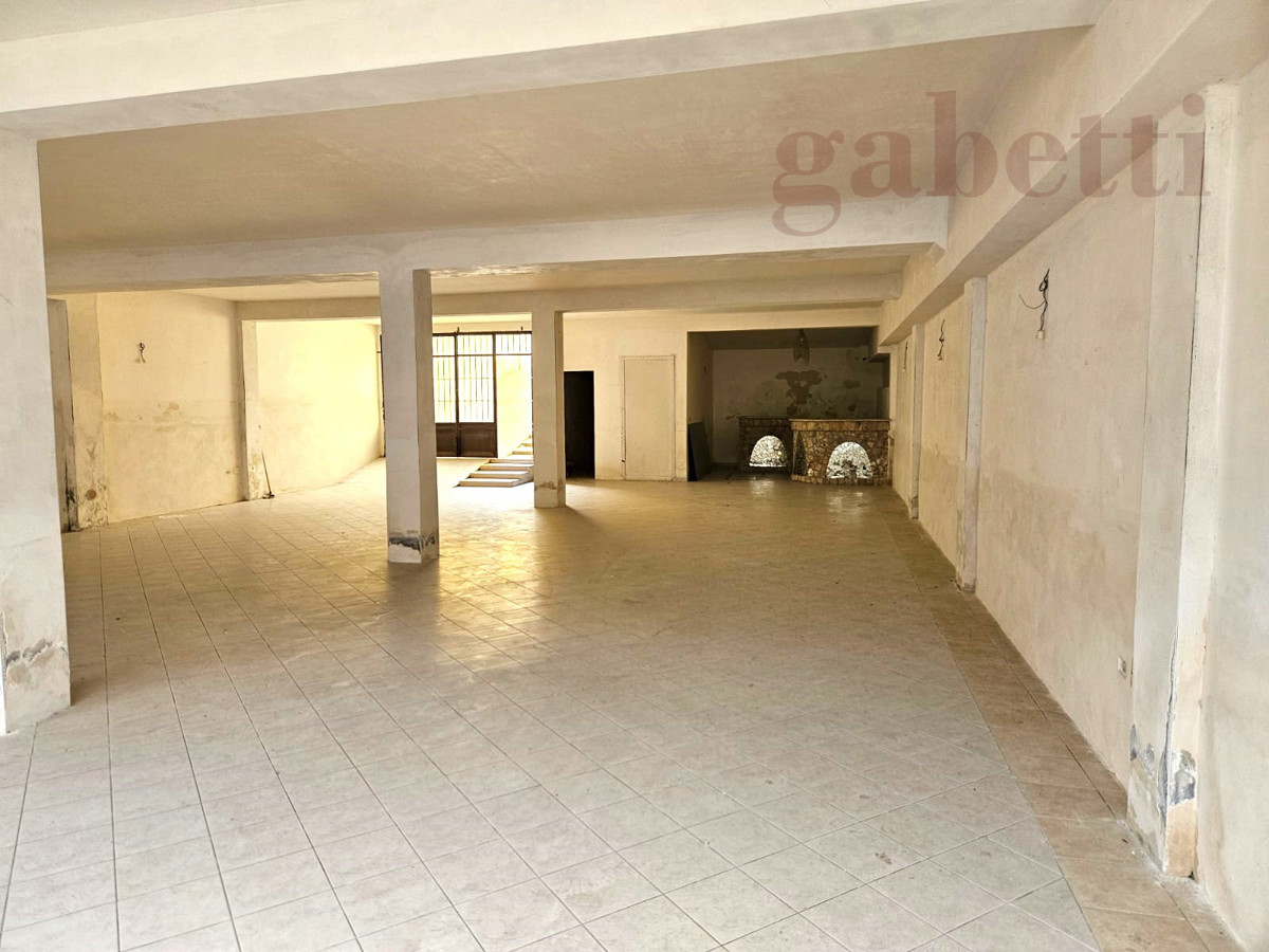 Box/Garage 215mq in vendita a Copertino