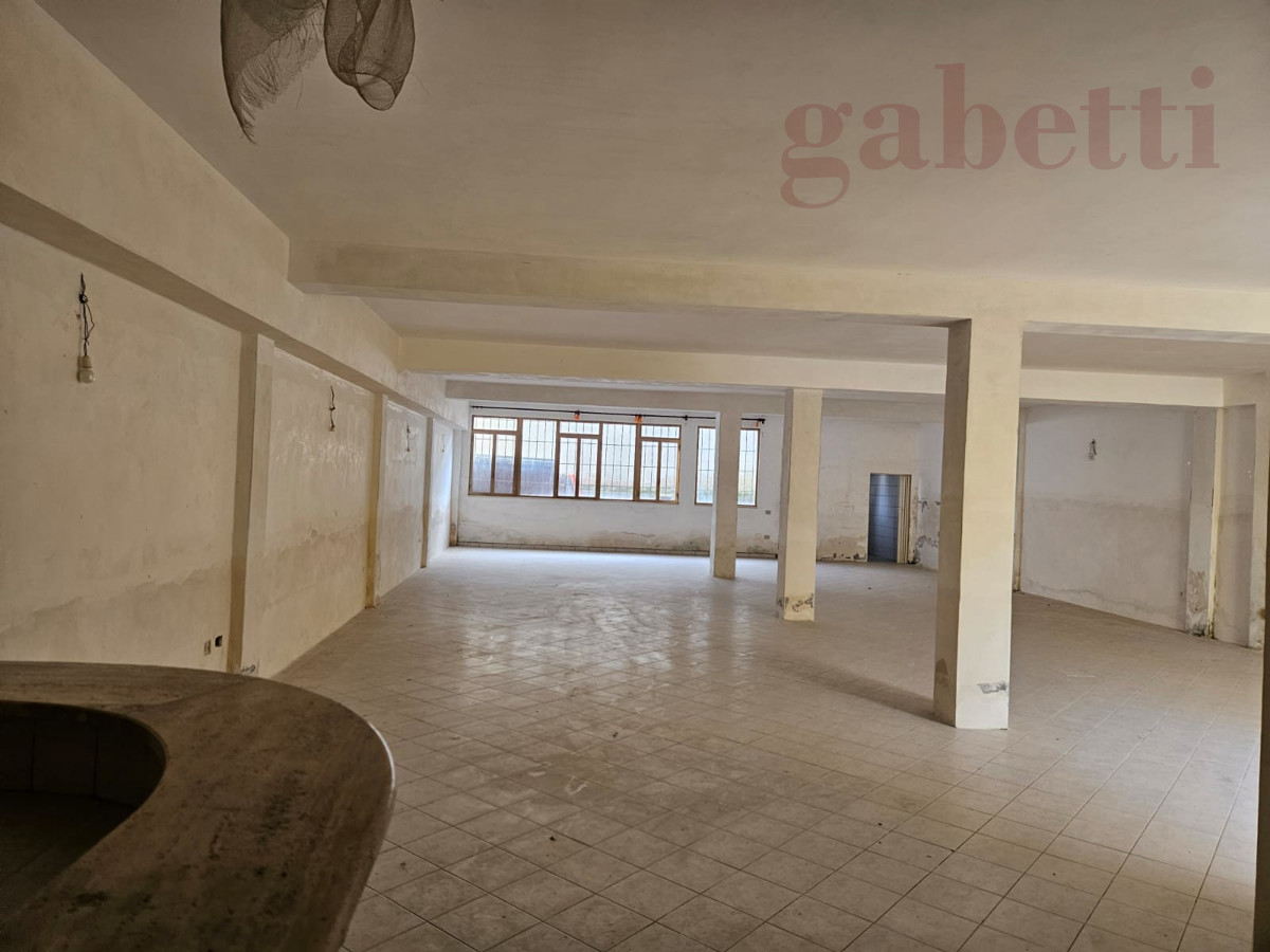 Box/Garage 215mq in vendita a Copertino