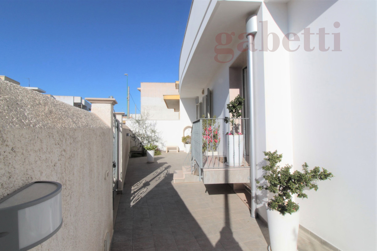 Villa con box a Copertino