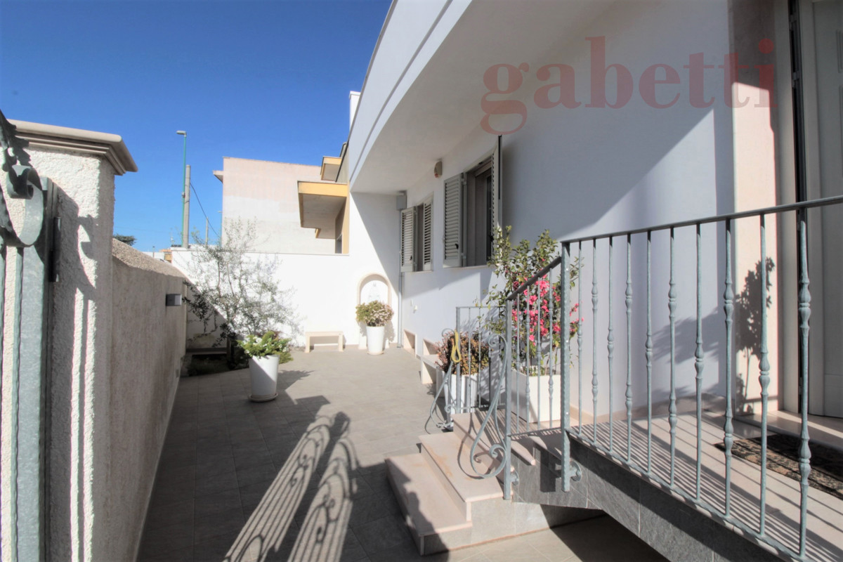 Villa con box a Copertino