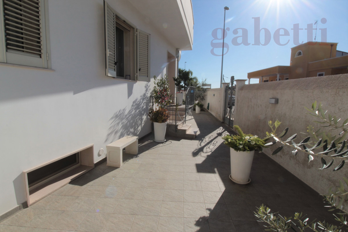 Villa con box a Copertino