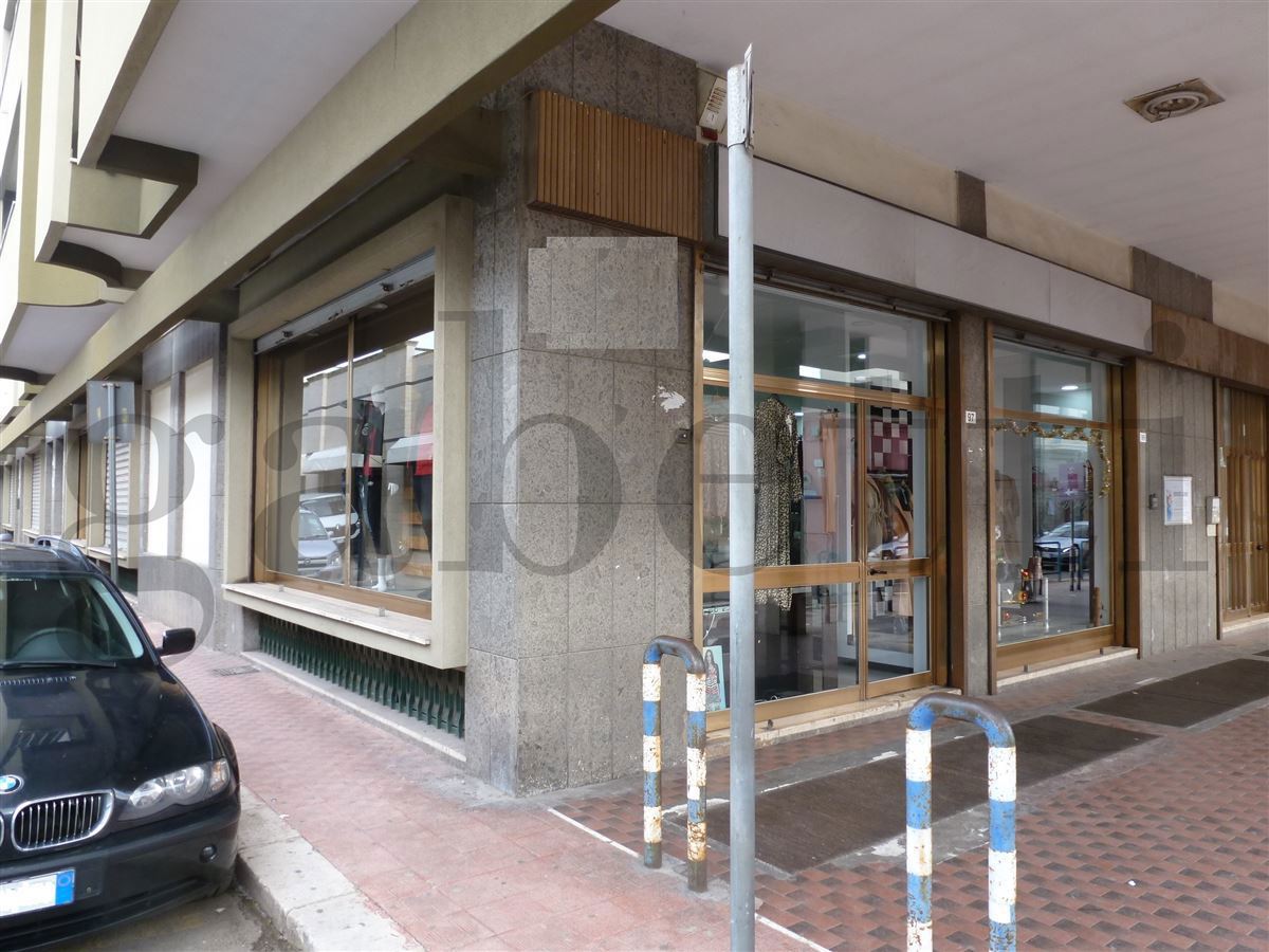 Negozio in affitto a Copertino