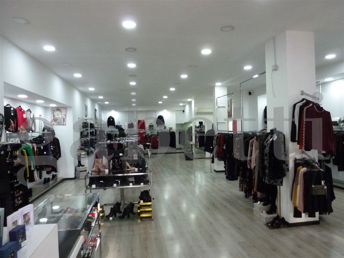 Negozio in affitto a Copertino