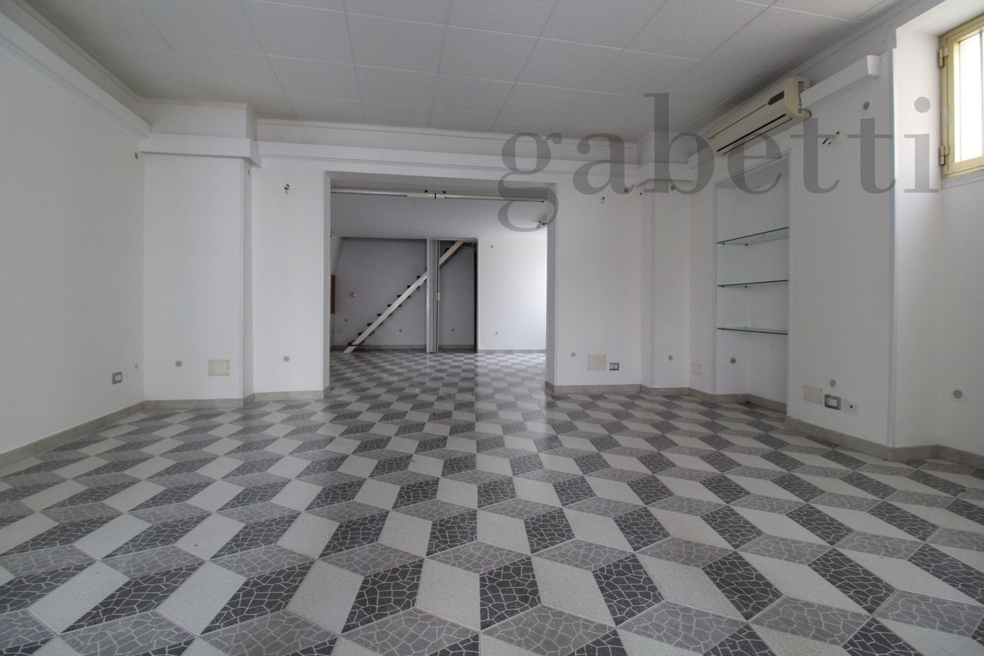 Negozio in affitto a Copertino