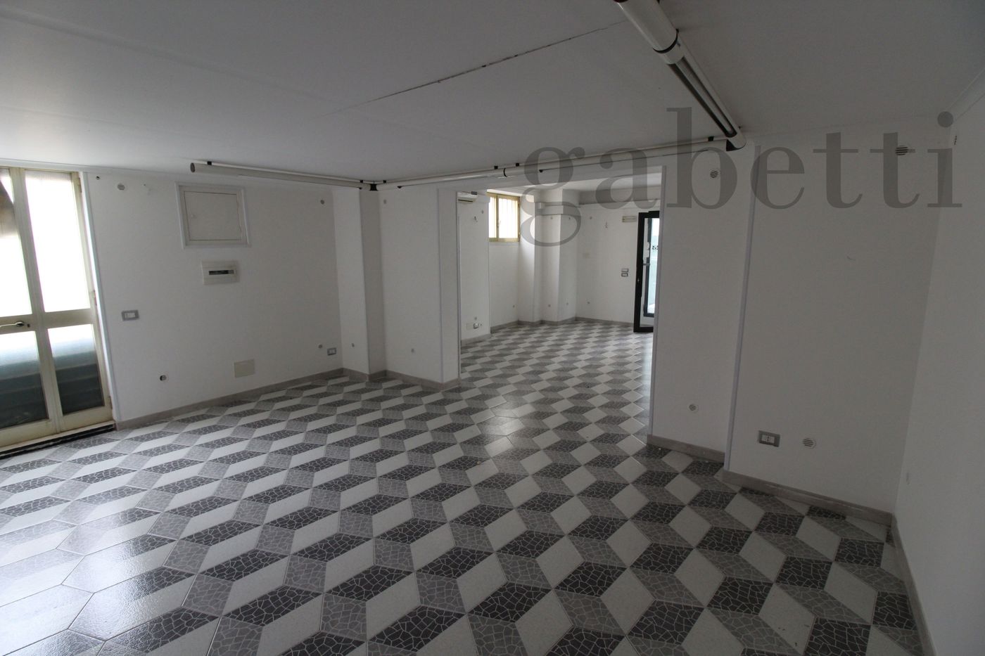 Negozio in affitto a Copertino