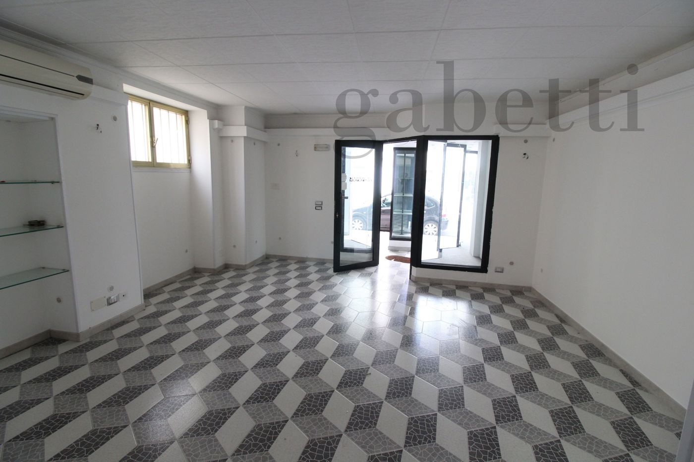 Negozio in affitto a Copertino