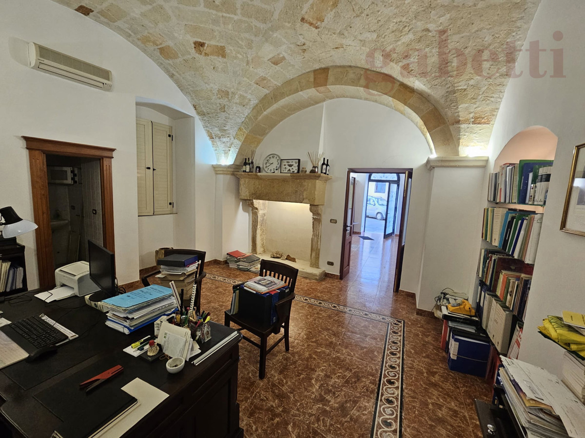 Ufficio ristrutturato a Copertino