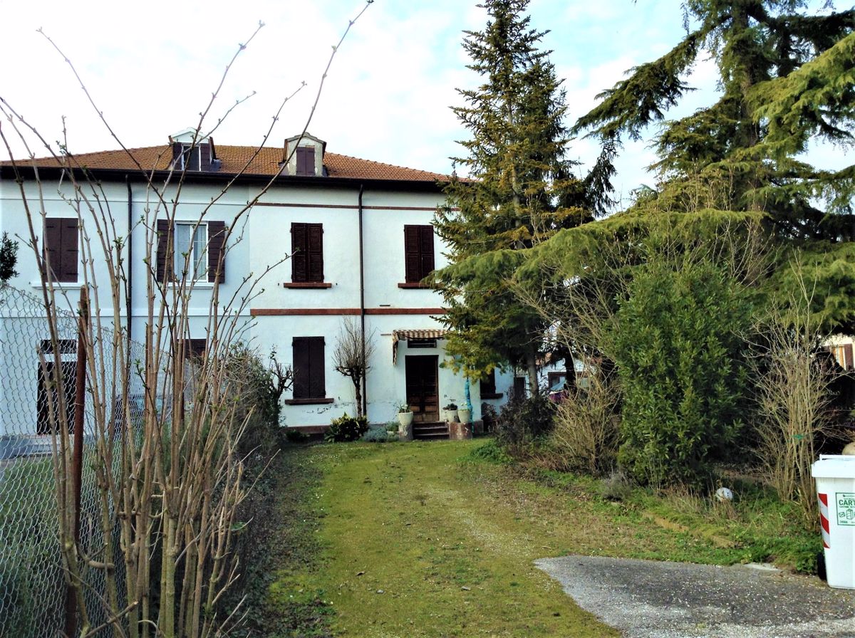 Villa Bifamiliare con giardino a Adria