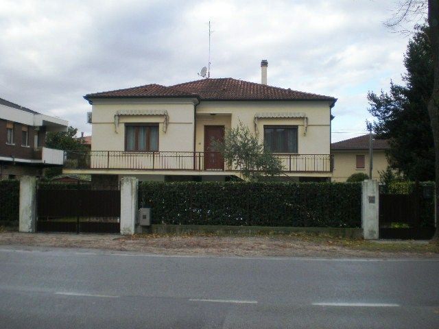 Villa con box a Adria