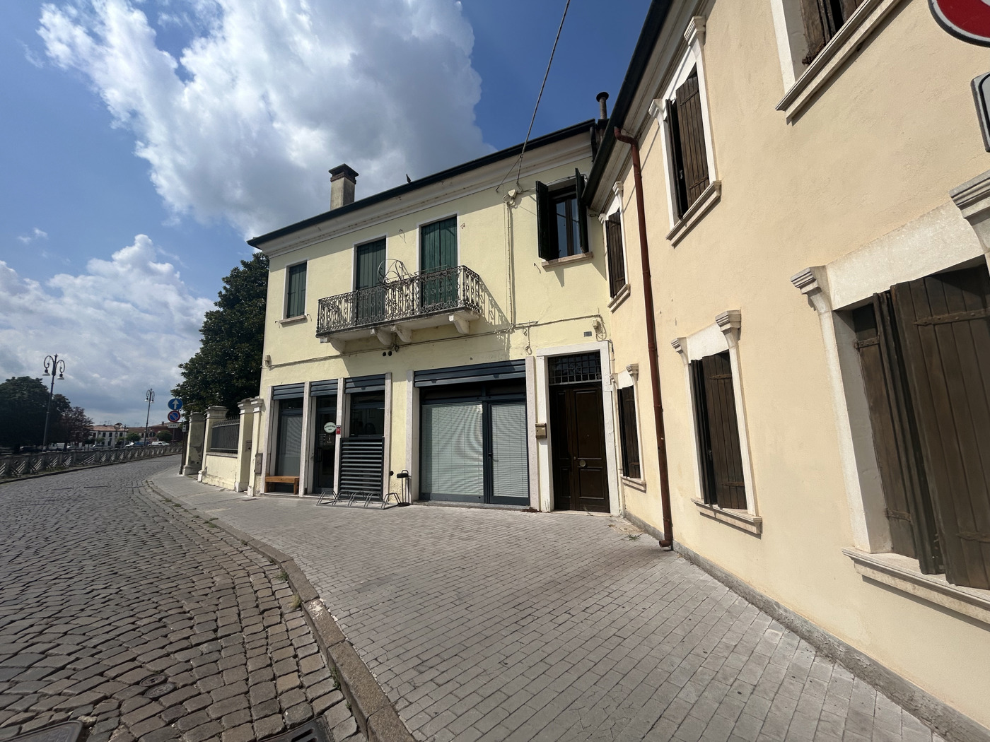Stabile/Palazzo con box a Adria