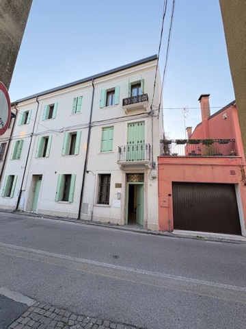 Quadrilocale con box a Adria