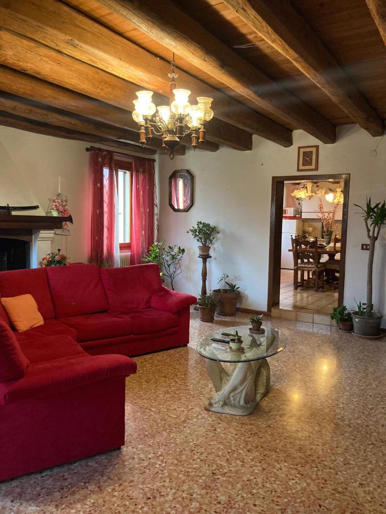 Casa indipendente con giardino a Gavello