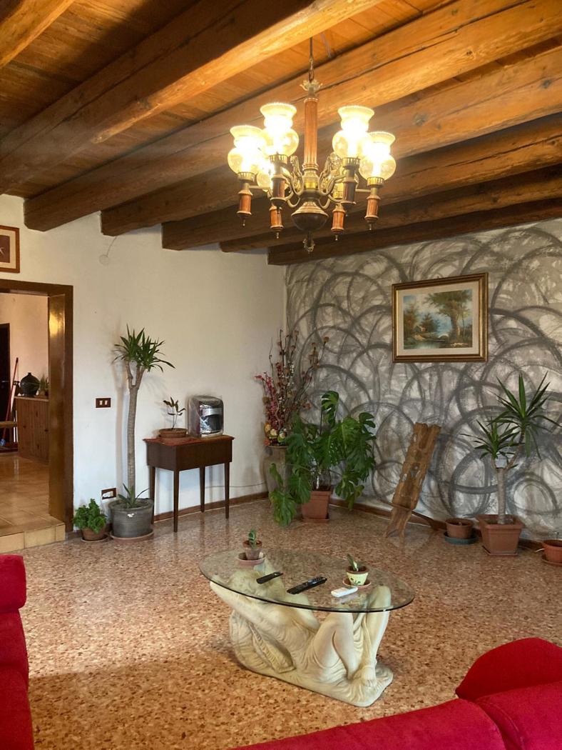 Casa indipendente con giardino a Gavello