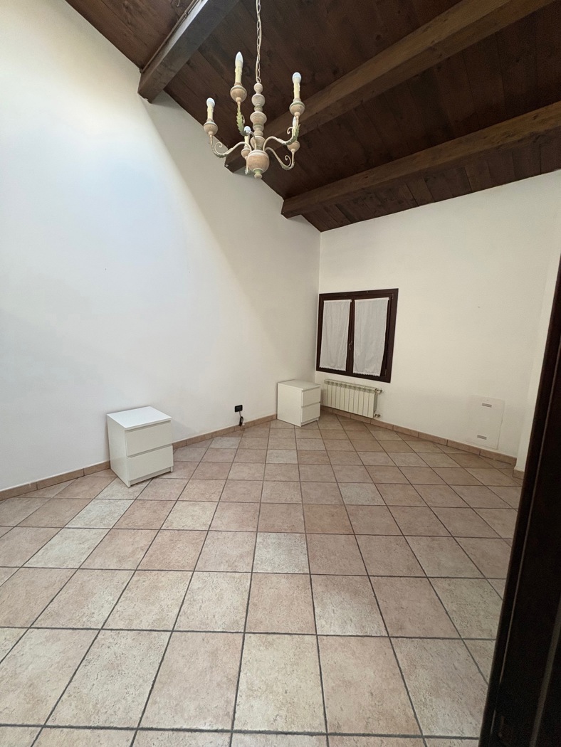 Trilocale arredato in affitto a Adria