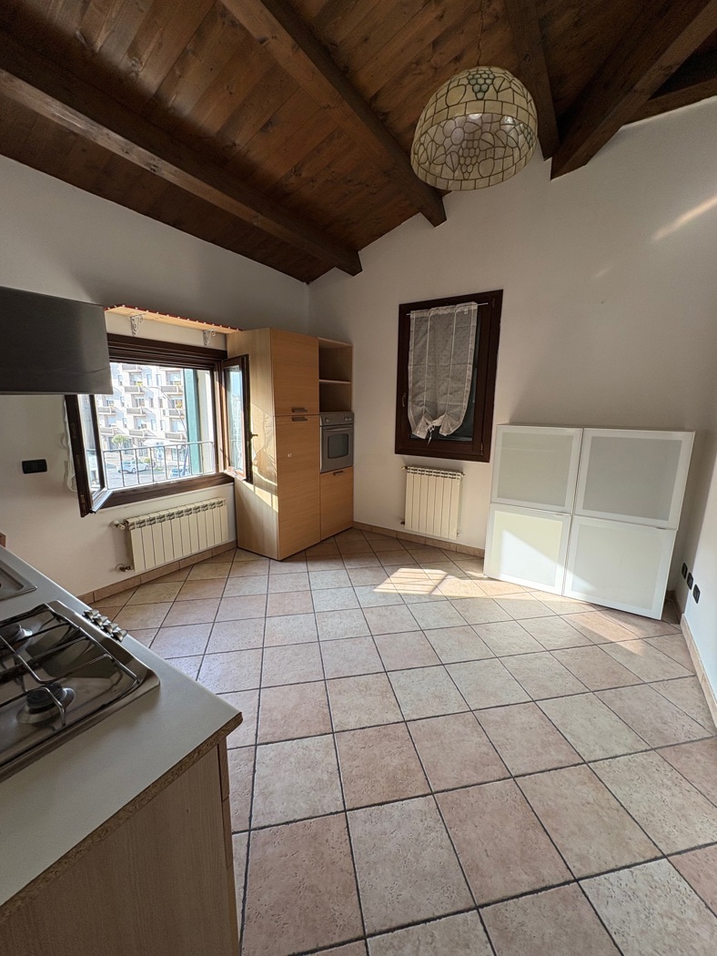 Trilocale arredato in affitto a Adria