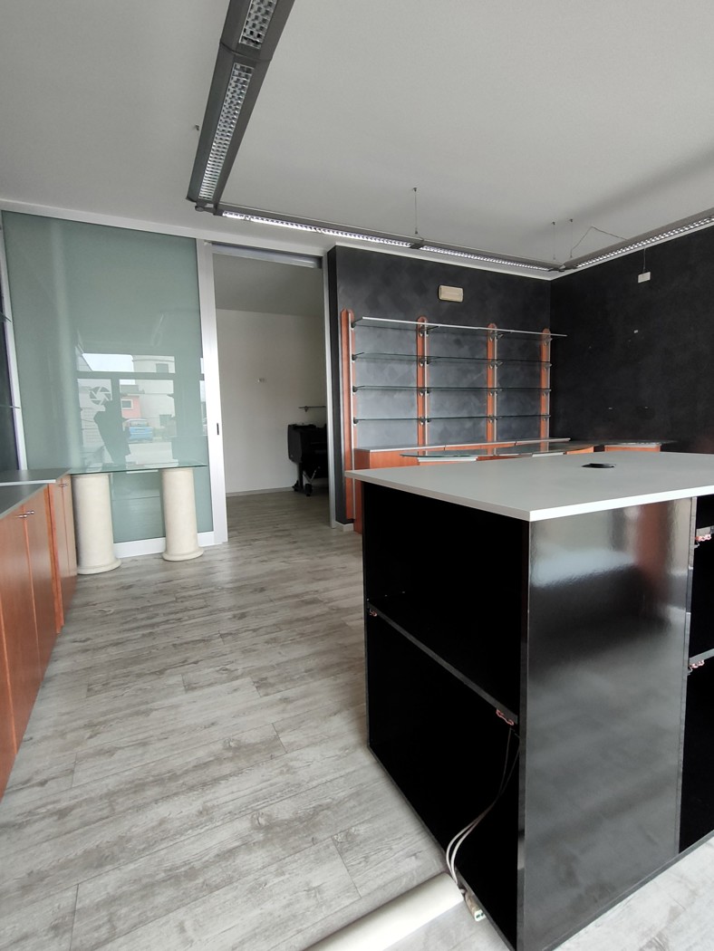 Negozio in affitto a Adria